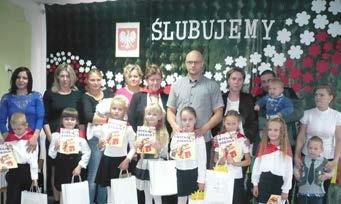 Dlatego też, uczniowie klasy VI Szkoły Filialnej w Pieszkowie, dnia 23 października 2017 r. po zakończonych zajęciach lekcyjnych udali się na cmentarz parafialny.