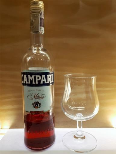 Aperitif, Digestif Aperitif to napój alkoholowy lub bezalkoholowy, który kelner proponuje przed posiłkiem. Może być formą drinka powitalnego, przed rozpoczęciem przyjęcia lub bankietu.