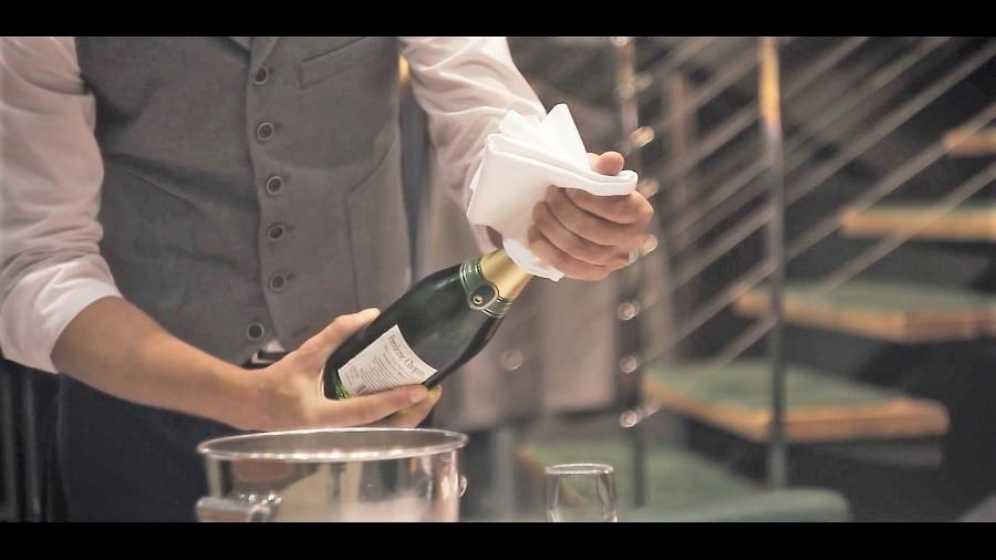 Prezentacja, otwieranie i serwis wina musującego (szampana) Z szampanem postępujemy analogicznie jak z winem cichym. Wyjątek stanowi to, że nie podajemy wina do oceny.