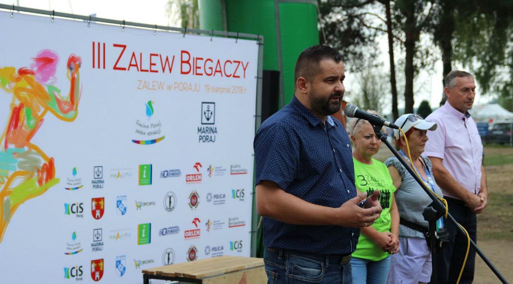 Po krótkim wstępie głos zabrał wójt Łukasz Stachera, który gorąco gratulował wszystkim zawodnikom ukończenia biegu, a także podziękował organizatorom za propagowanie sportu oraz zachęcanie całych