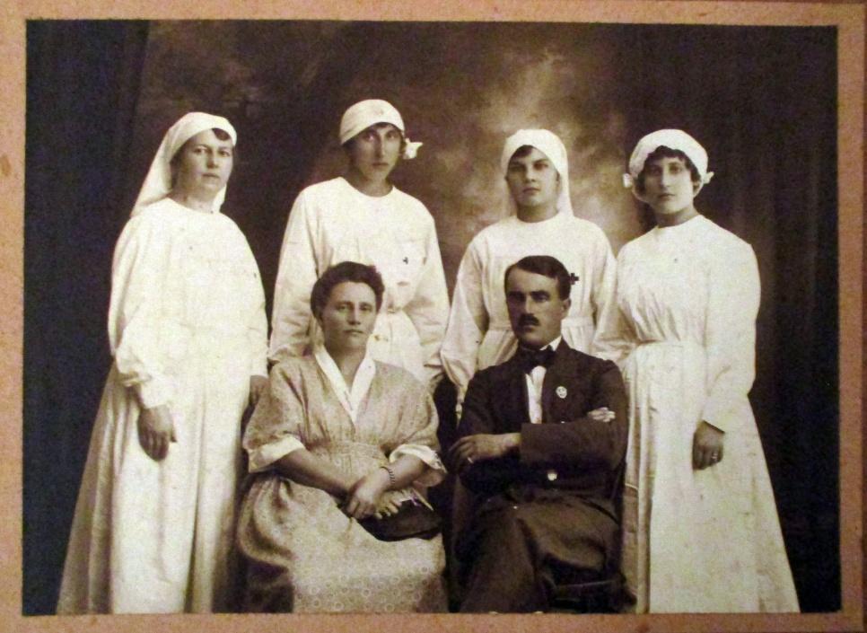 Operowali: T. Strawiński, B. Kaszubska, R. Styczyński, T. Szamota, E. Ferber. Funkcję instrumentariuszek pełniły: Zofia Szonertowicz, J. Jankowska i Władysława Kędzierska.