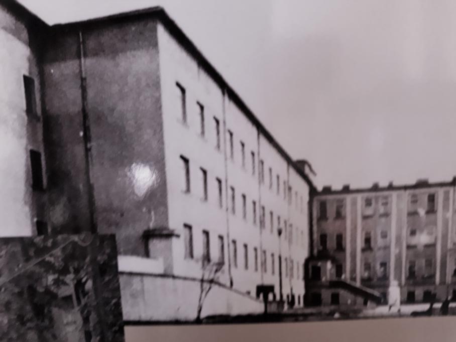 Tworzy się szkoła medyczna kształcąca pielęgniarki, z czasem też inne zawody. W Sieradzu powstaje nowy szpital przy ul.