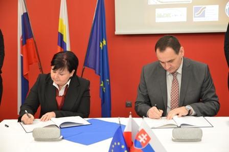 Następnie marszałek Kraju Preszowskiego podpisał umowy na realizację nowych mikroprojektów. W uroczystości wzięło udział 30 Beneficjentów.
