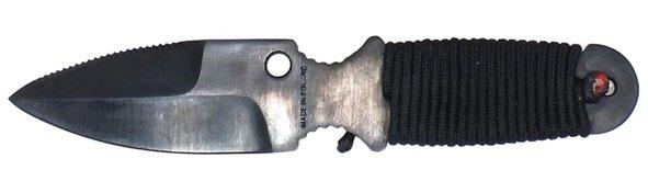 Nóż jest wyposażony w ostrze do przecinania pasów. Jelec stanowi ochronę przed przypadkowym zsunięciem się dłoni na ostrze.