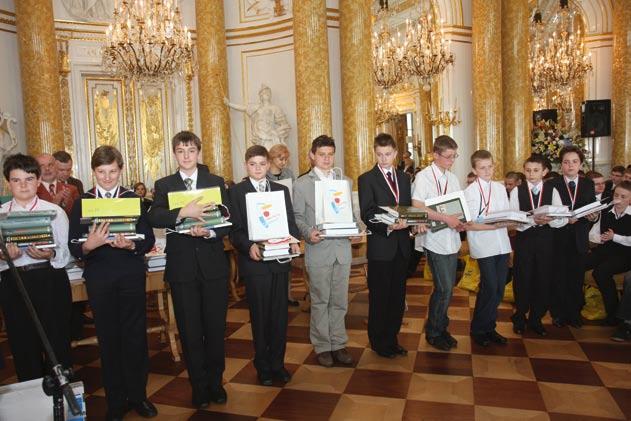 Szanowni Państwo! Nauczyciele, Rodzice, Uczniowie uczestnicy naszego Konkursu! Oddajemy w Wasze ręce folder informator o Konkursie historycznym Losy żołnierza i dzieje oręża polskiego.