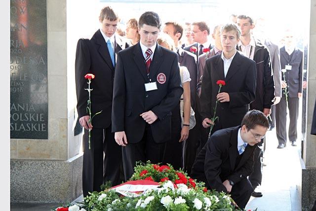 2. Szczegółową tematykę kolejnych edycji Konkursu, wykaz literatury, terminarz poszczególnych etapów oraz inne postanowienia organizacyjne ustala Komitet Organizacyjny Konkursu na każdy rok szkolny i