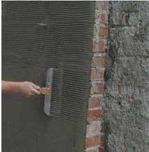 Spękania murów wymagają szycia (widoczne na zdjęciu spiralne pręty). Usunąć wszelkie zanieczyszczenia spowodowane przez mech, algi lub zazielenienia na murze.