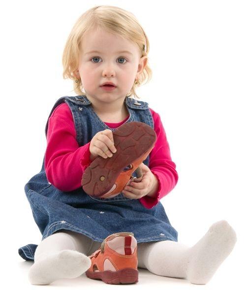 Zadbajcie, by ubrania i obuwie nie sprawiały dziecku kłopotu np. kupcie mu buty na rzepy i suwaki, spodenki na gumkę w pasie, a podkoszulki z wyraźnie określonym przodem (np.