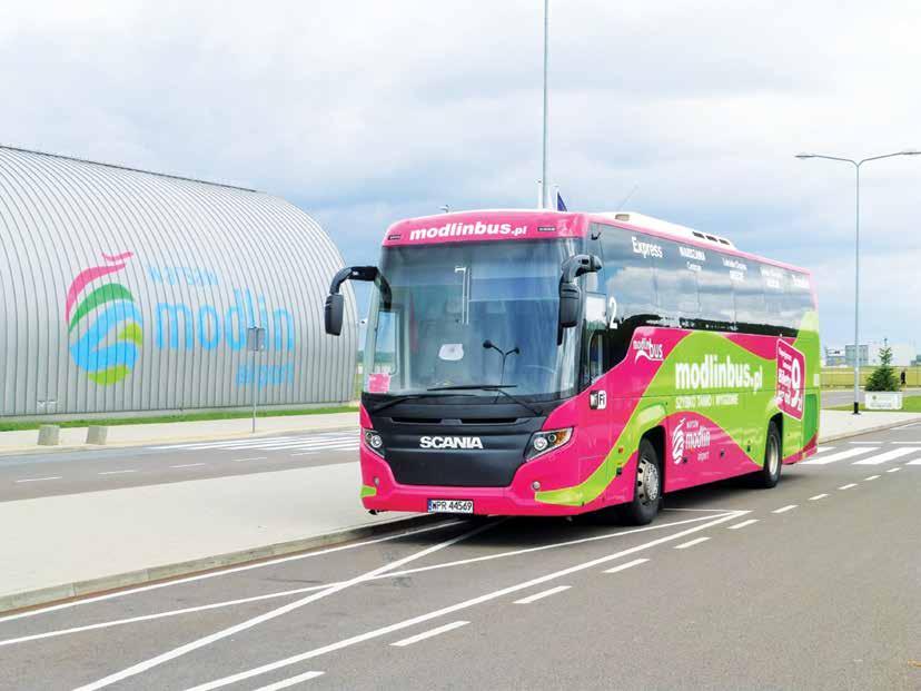 Małgorzata Kozłowska Popyt na rynku autobusowych przewozów pasażerskich w Unii Europejskiej Autobusy ModlinBus są elementem multimodalnych podróży lotniczo-autobusowych. Fot.