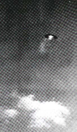 P-107 Rys. P5. UFO typu K8 z Grenoble, Francja. Ta fotografia UFO typu K8 wykonana była przez anonimową osobę z Grenoble, Francja, dnia 12 lutego 1971 roku.
