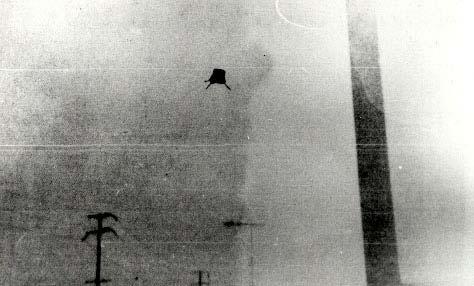 P-109 Rys. P7. Nogi UFO na fotografii z Yorba Linda.