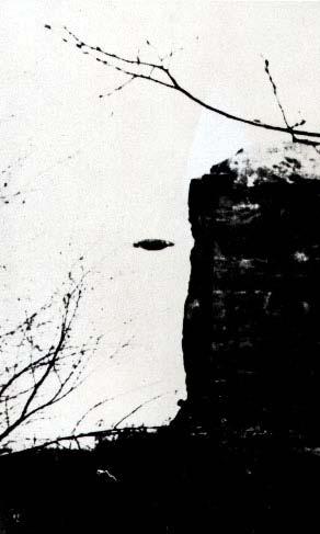 P-111 (a) (c) (b) (d) (e) Rys. P9. Kompleks kulisty dwóch UFO typu K6, sfotografowany nad Szwecją przez Lars'a Thorn'a, 6 maj 1971 r.