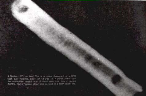 P-112 (a) (b) (c) (d) Rys. P10. Fotografie cygaro-kształtnych UFO. Pokazano tutaj dzienne i nocne zdjęcia UFO w kształcie latającego cygara.