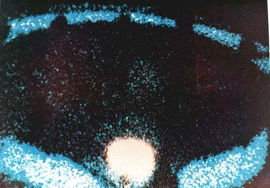 W centrum tego UFO widoczna jest warstewka powietrza jarząca się kolorem niebieskim. Z kolei naokoło kołnierza wehikułu powietrze zjonizowane przez pędniki boczne jarzy się żółto-czerwonym kolorem.