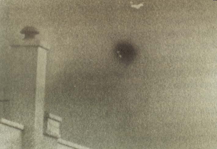 P-127 Rys. P25. Zdjęcie UFO lecącego w trybie soczewki magnetycznej. Zdjęcie stacjonarnego UFO typu K3 sfotografowanego podczas gdy niebo zdawało się być zupełnie puste.