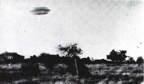 P-128 Rys. P26. Hiszpańskie zdjęcie UFO ujawniające działanie soczewki magnetycznej.
