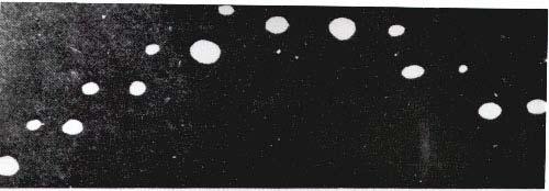 P-129 (a) (b) (c) Rys. P27. Magnetyczny charakter lotu UFO - zdjęcia i dedukcje dowodzące. (a), (b) Dwie fomacje UFO sfotografowane przez Carl'a R. Hart, Jr.