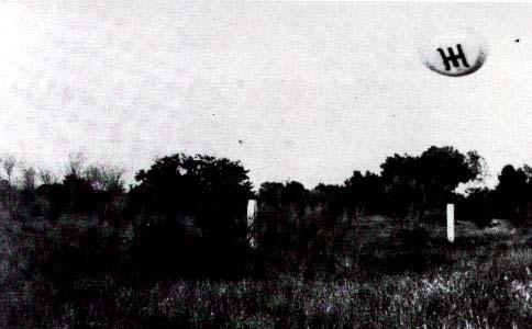P-130 (a) Rys. P28. Przykład jak błędne mogą być wnioski z naukowych analiz zdjęć UFO.