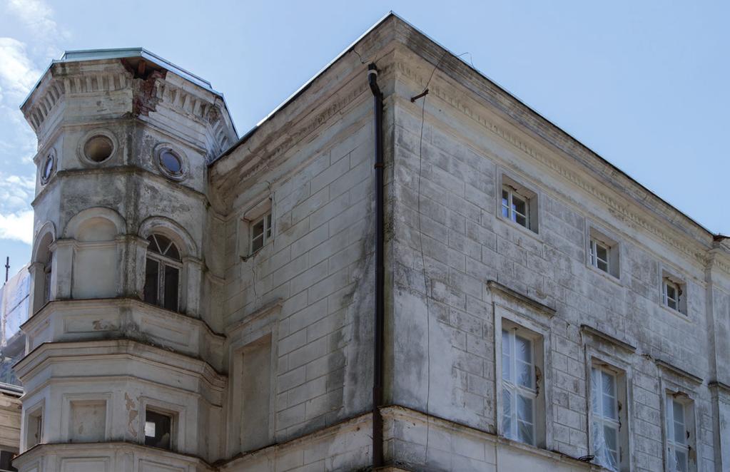 Wieże, patrząc od frontu, zdają się flankować pałac.