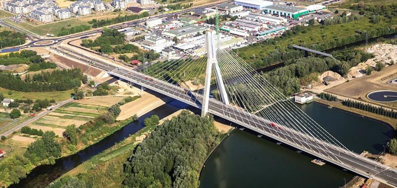 Patrycja Piętka Rys. 1. Widok z boku mostu nad rzeką Wisłok [] Rys.. Most nad rzeką Wisłok [8].