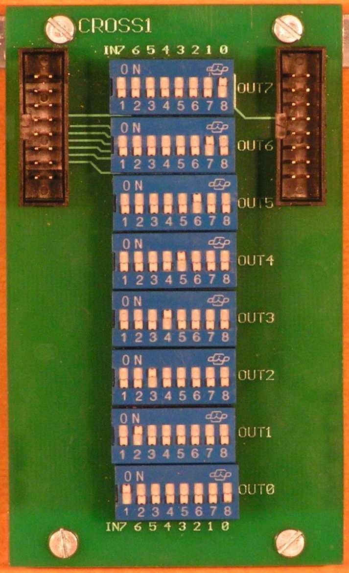 32 140_CROSS1 Moduł zawiera krosownicę linii portu 8x8, umożliwiającą dowolną zamianę, przerwanie lub zwarcie linii jednego portu poprzez odpowiednie ustawienie ośmiu 8-krotnych przełączników DIL.