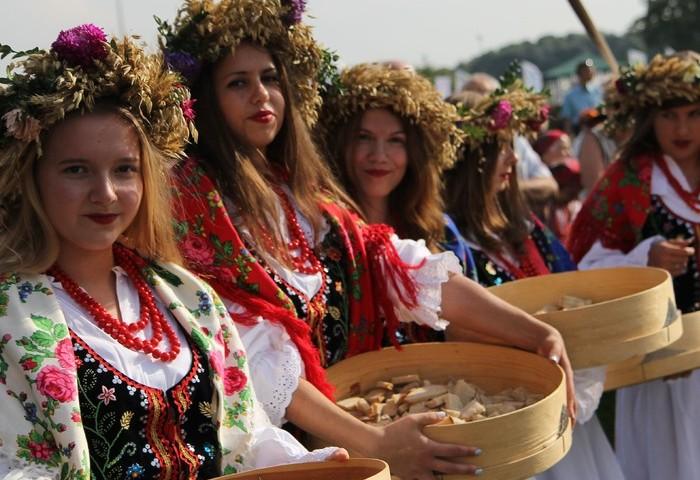 Świętokrzyscy rolnicy podziękują za plony 1 14 sierpnia 2018 Świętokrzyscy rolnicy podziękują za plony W najbliższą środę, 15 sierpnia w wielu gminach regionu świętokrzyskiego odbywać się będą