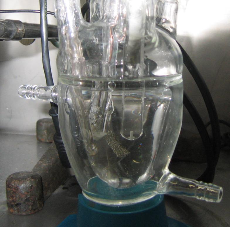 Cela elektrochemiczna składa się najczęściej z trzech elektrod: - elektrody pracującej (badanej) (WE working electrode), czyli próbki, - elektrody pomocniczej (CE counter electrode) wykonanej