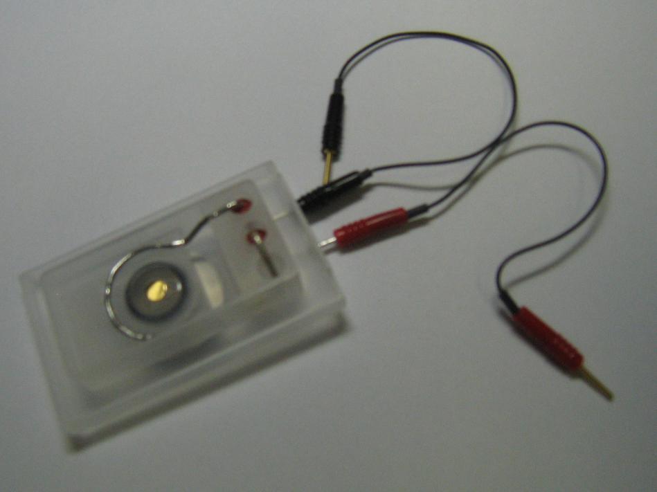 Z kolei elektroda odniesienia wykonana jest np. z drutu srebrnego pokrytego warstwą chlorku srebra i umieszczonym w roztworze 1M KCl.