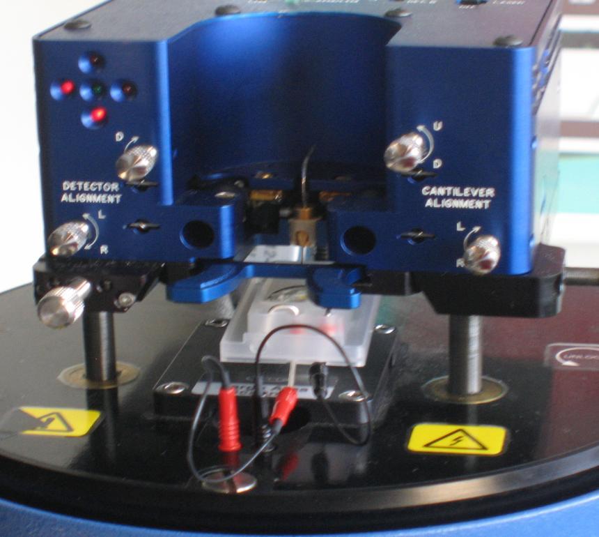 I f ( U)exp( A s) (1) gdzie: I prąd tunelowy U napięcie f(u) funkcja struktury elektronowej próbki i igły oraz wolnych elektronów A= 2 em ћ = 1,025 [ Ǻ-1 ev -1/2 ] stała, gdzie: ħ stała Plancka, e