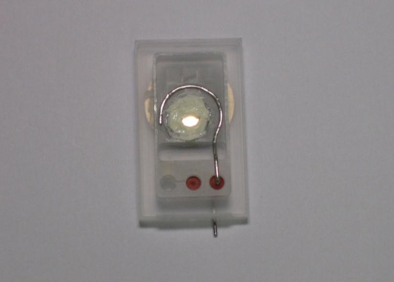 zakłócenia elektromagnetyczne i akustyczne redukowane są poprzez zastosowanie metalowej osłony ( metal cap ) samego zespołu pomiarowego mikroskopu. Konstrukcja mikroskopu AutoProbe CP (Rys.