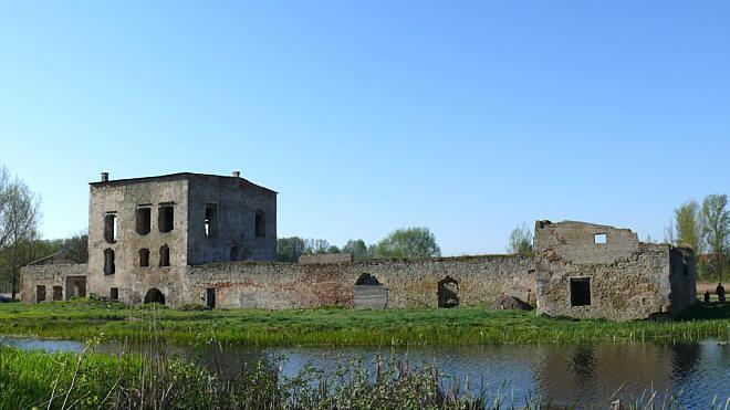 Green Key Powiatowy Program Opieki nad Zabytkami dla Powiatu Ostrowieckiego częściowo zniszczyli zamek i w wyniku wygranej bitwy zdobyli go. W 1800 r.