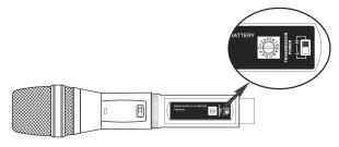 Wyjście symetryczne BAL MIC typu XLR do podłączenia z symetrycznym wejściem mikrofonowym miksera lub wzmacniacza. Mikrofon do ręki (MBD 830T). 1.