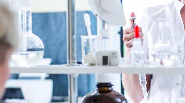 Praktyczne rozwiązanie odciągu bezpośrednio u źródła We wszystkich pracach laboratoryjnych, w których występują gazy, opary i cząstki w potencjalnie niebezpiecznych ilościach i stężeniach, muszą być