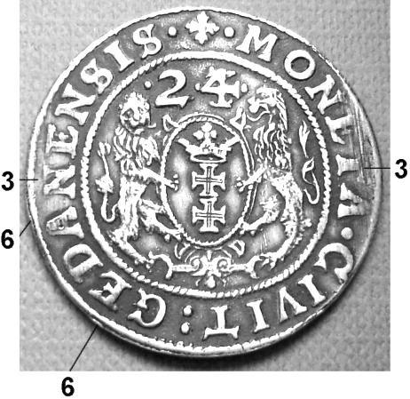 10 Rewers monety fałszywej: Co więcej, rant, zupełnie jak w oryginalnych ortach, jest leciutko skośny, a na jego powierzchni widoczne są pionowe linie, oryginalnie powstające przy wycinaniu monety z