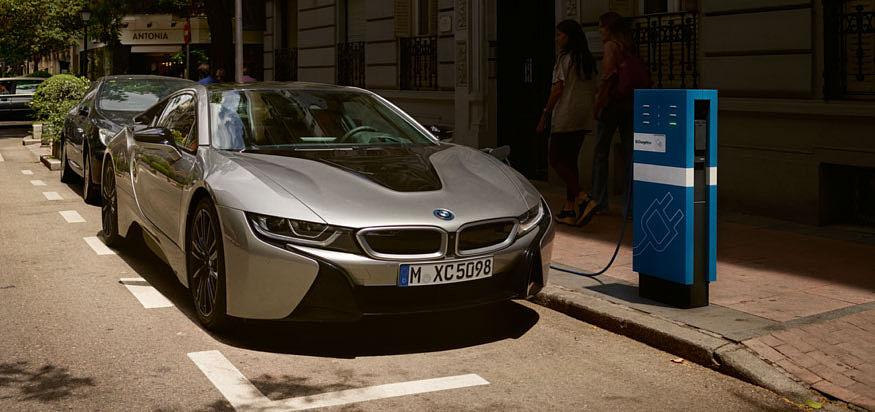 KOMFORT ŁADOWANIA I USŁUGI MOBILNOŚCIOWE. INNOWACJE I TECHNOLOGIE. 26 27 KOMFORT ŁADOWANIA I USŁUGI MOBILNOŚCIOWE W NOWYM BMW i8 ROADSTER I NOWYM BMW i8 COUPÉ. SPORTOWE I WSZECHSTRONNE.