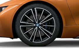 na potrzeby nowego BMW i8 Roadster i nowego BMW i8 Coupé. Te metalizowane lakiery optymalnie podkreślają opływową sylwetkę oraz kształty karoserii.