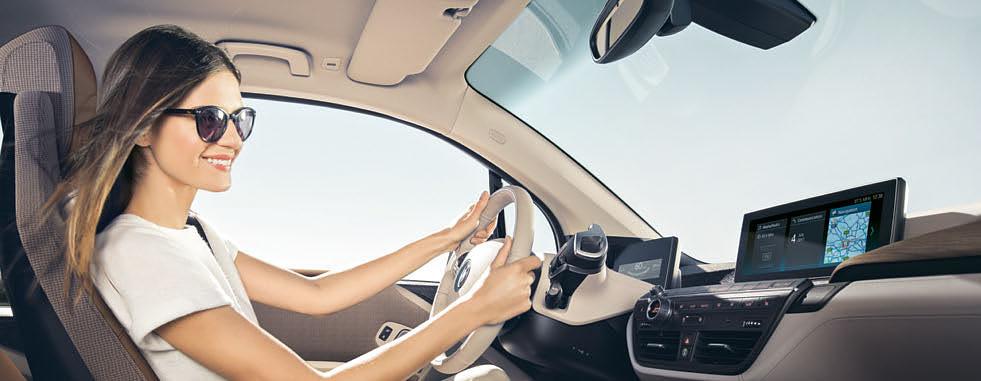 System nawigacyjny Professional z nowym, charakterystycznym dla BMW i interfejsem użytkownika bezbłędnie poprowadzi Cię od drzwi do drzwi, a funkcja On-Street Parking Information, 7, 8 pomoże znaleźć