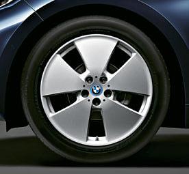 Powierzchnie akcentowe na progach i atrapie chłodnicy utrzymane są zależnie od wybranego koloru lakieru i wyposażenia wnętrza w kolorze niebieskim BMW i lub metalizowanym mroźnym szarym.