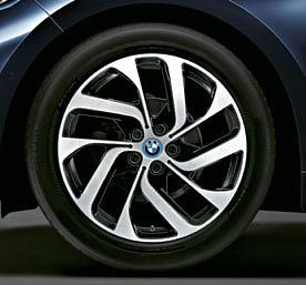 Obręcze kół ze stopów lekkich w nowym BMW i3 oraz BMW i3s są wyjątkowo wąskie, aby maksymalnie ograniczyć opory powietrza i toczenia.