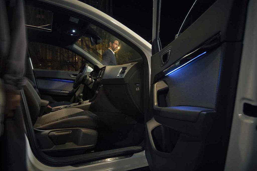 dokumenty pod fotelem kierowcy 2 Kieszeń w oparciu przednich foteli Gniazdo 12V z przodu Lampki do czytania z przodu i z tyłu Lampki LED do czytania z przodu i z tyłu Diodowe oświetlenie wnętrza