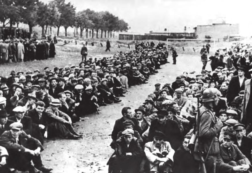 Internowani przez Niemców mieszkańcy Gdyni czekający na przesłuchanie na placu przy ul. Świętojańskiej, wrzesień 1939 r.