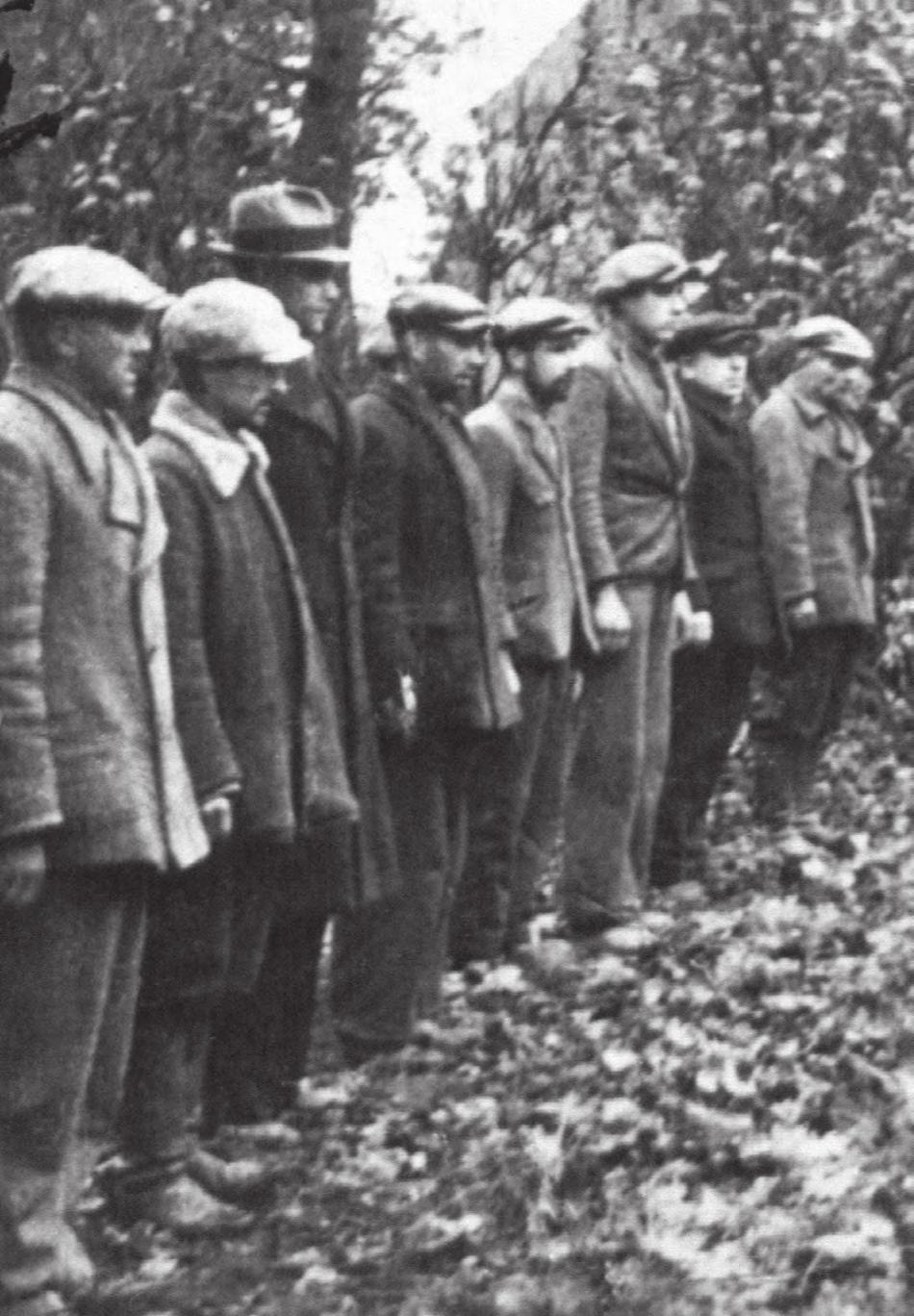 Oficer SS odczytuje grupie Polaków wyrok śmierci. Cmentarz żydowski w Szubinie 21 X 1939 r.