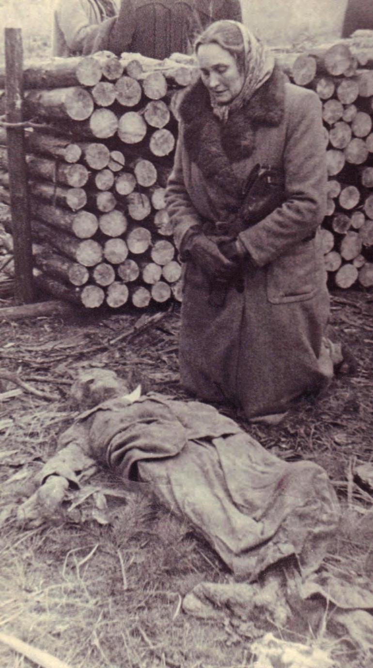 Anna Mystkowska identyfikująca zwłoki męża Witolda Mystkowskiego, 1945 r.