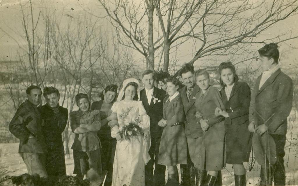 Młoda para Marianna ze Smołów i Czesław Kulikowie z gośćmi weselnymi (zdjęcie ze zbioru Marianny Kulik oraz Zofii Morawskiej, autor Bogdan Morawski). W tle Grabowiec.