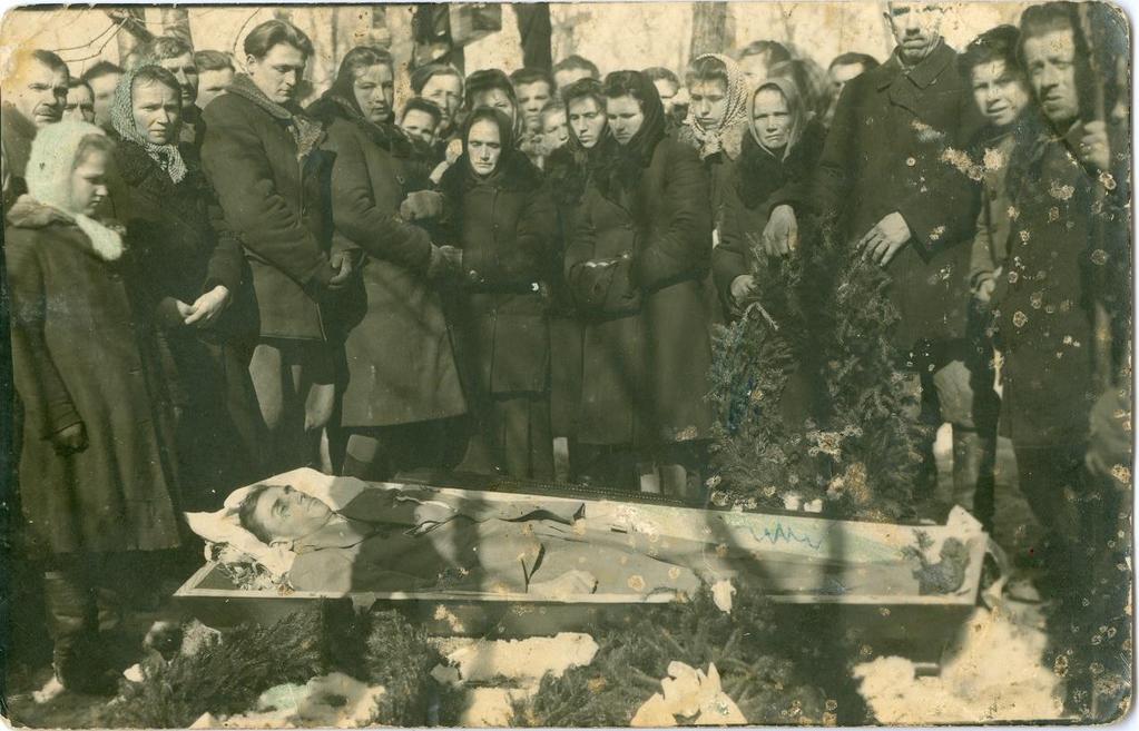 Historia Grabowca, zdjęcia z roku: 1946 3 Zdjęcie 3 Rok 1946, 2 marca. Pogrzeb Jana Ciszewskiego, syna Józefa (autor Leon Sokołowski, zdjęcie ze zbiorów Ryszarda Karczmarczuka).