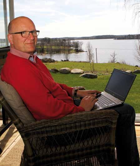 Med den glittrande sjön Åsunden i bakgrunden har Jan-Olof fullt upp med såväl styrelsearbete som långsiktig affärsutveckling för Rimaster.