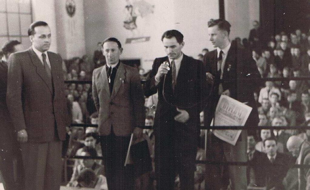 Wydarzeniem sportowym 1953 roku były Mistrzostwa Polski Zrzeszenia Sportowego Stal, a jednym z organizatorów Aleksy Rogisz (na zdjęciu drugi z lewej) przewodniczący Miejskiego Komitetu Kultury
