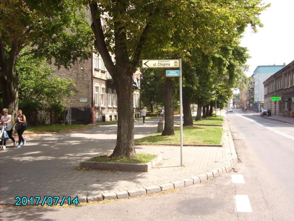 Ul. Kraszewskiego ma przekrój uliczny o szer. ok. 7,5m Ulica posiada obustronne chodniki z kostki betonowej. Od km 0+220 po str.