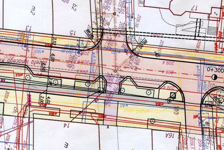 Jezdnia na tym odcinku ma szerokość 7,5 7m. Od ul. Czesławy Puzon po str. prawej projektowana jest 2m ścieżka rowerowa i 4m chodnik oddzielone będą pasem zieleni o szer.