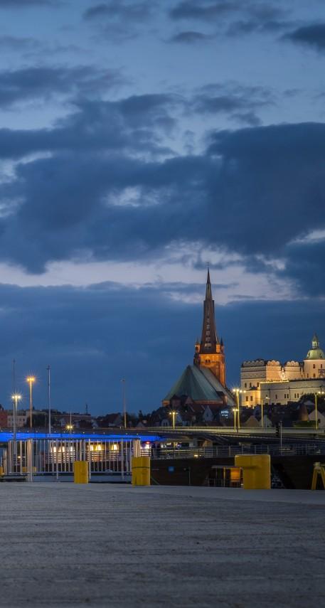 Podkreślone zostały historyczne elementy m.in. poniemieckie płyty i kamienie na koronie nabrzeża, które umiejętnie zostały wkomponowane w nową przestrzeń.